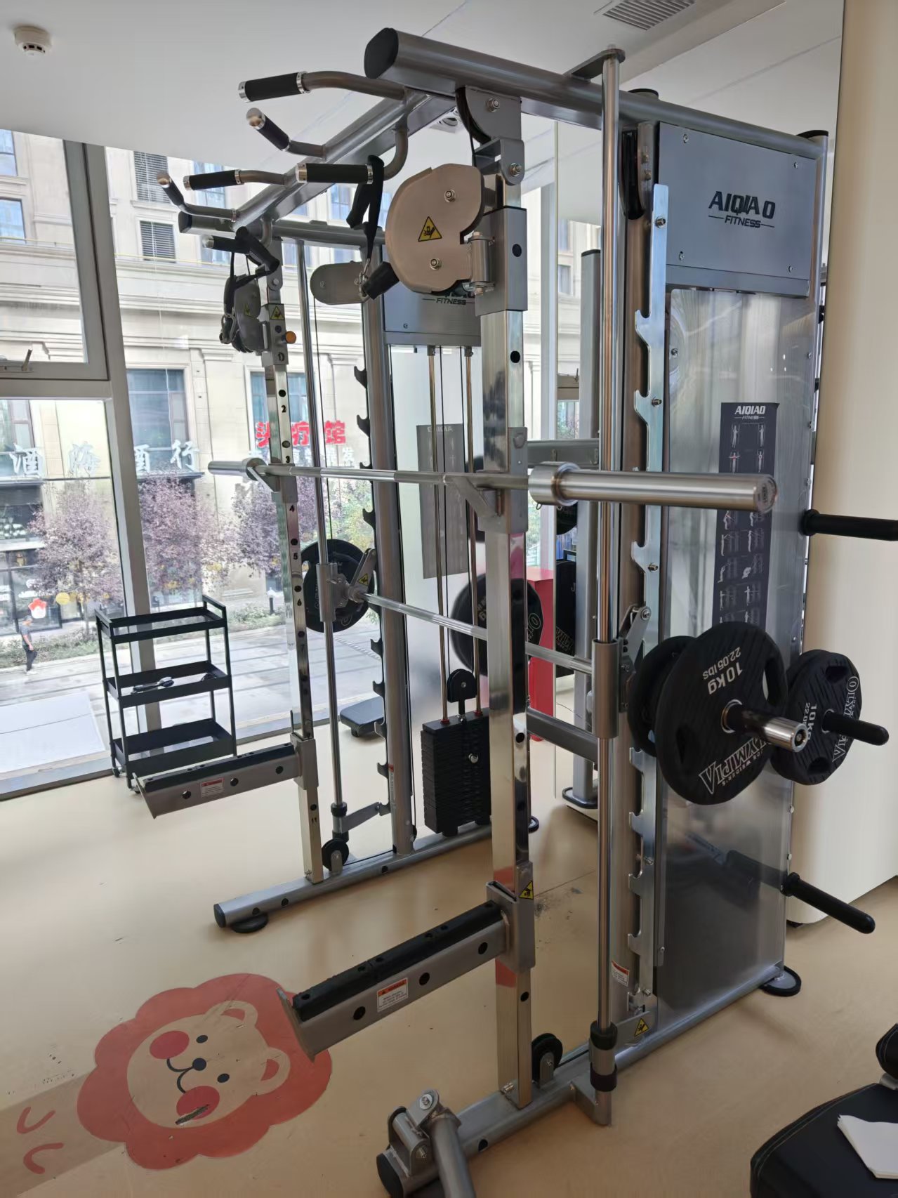 OXYGEN氧气健身 AIQIAO 史密斯架 / Smith Machine Smith Machine / Squat Rack 作用部位全身 / 可做深蹲卧推硬拉推举 用法固定轨迹史密斯，安全锁扣。女生史密斯深蹲