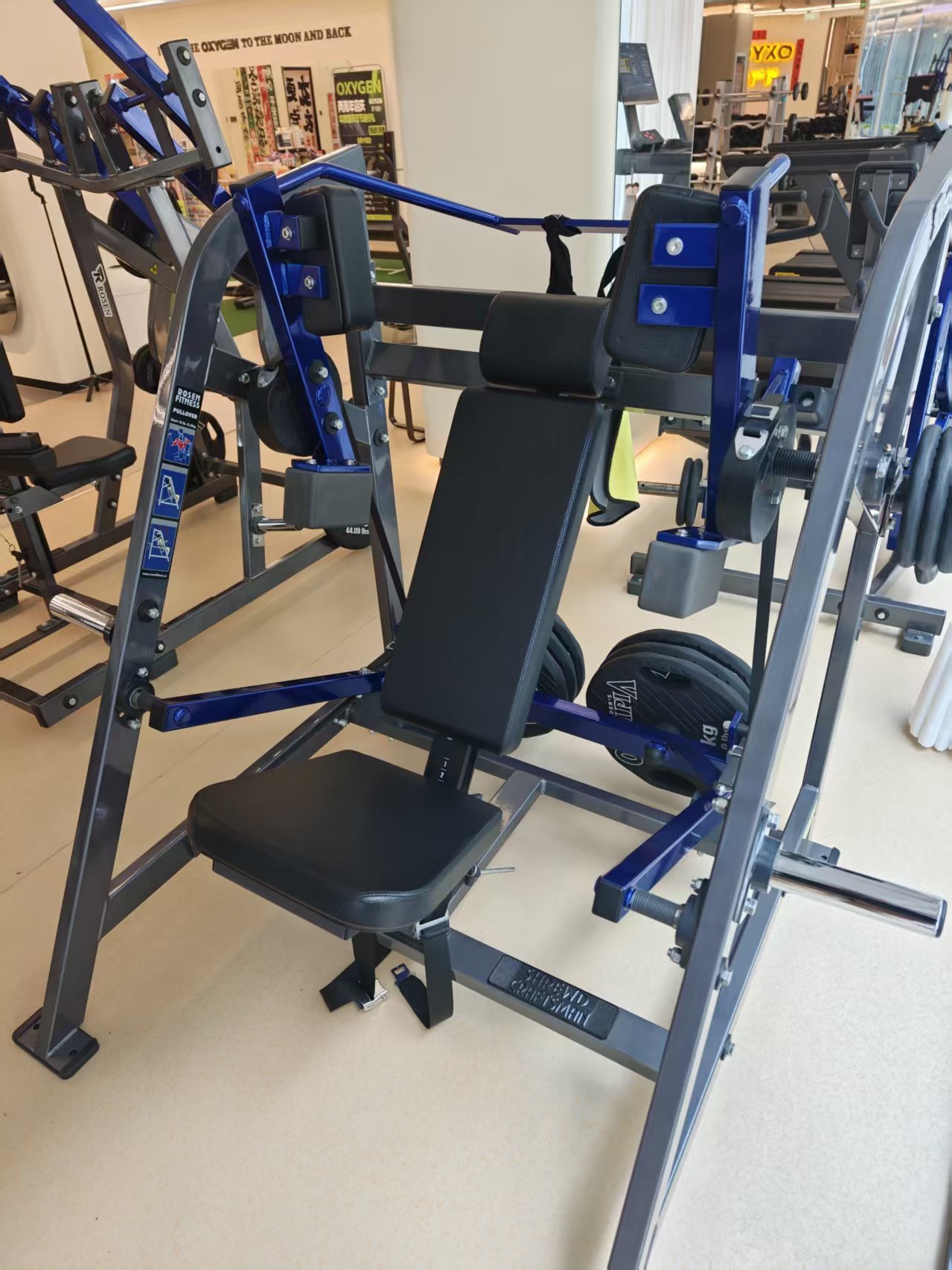 OXYGEN氧气健身 ROSEN 坐姿划船 / 拉背 Seated Row Machine / Seated Cable Row 作用部位背阔肌 / 斜方肌中下束 / 菱形肌 / 肱二头肌 用法挺胸收肩胛，把手拉至下腹，顶峰夹背1秒。