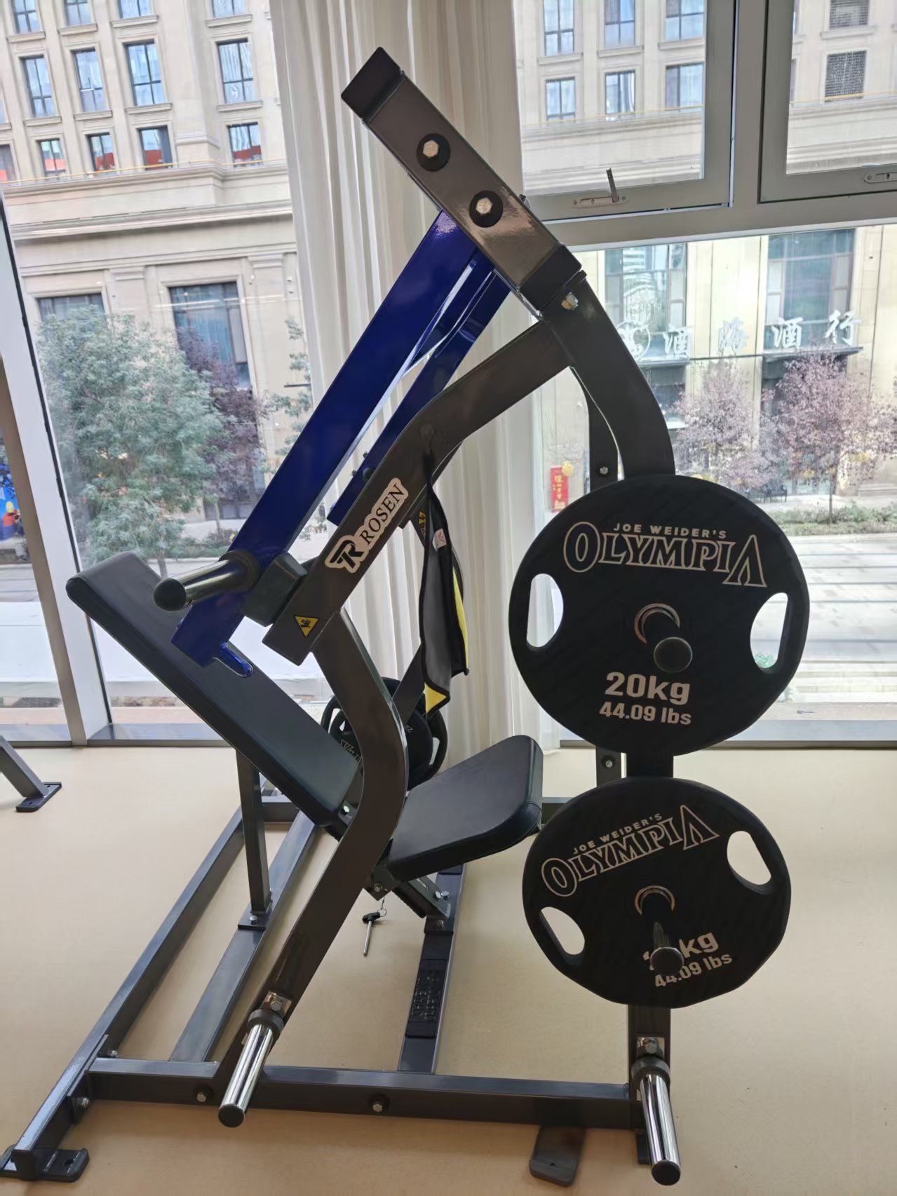 OXYGEN氧气健身 ROSEN 坐式推胸机 Seated Chest Press Machine 作用部位胸大肌 / 三角肌前束 / 肱三头肌 用法握把与乳头同高，推出不锁肘，回放控制2秒