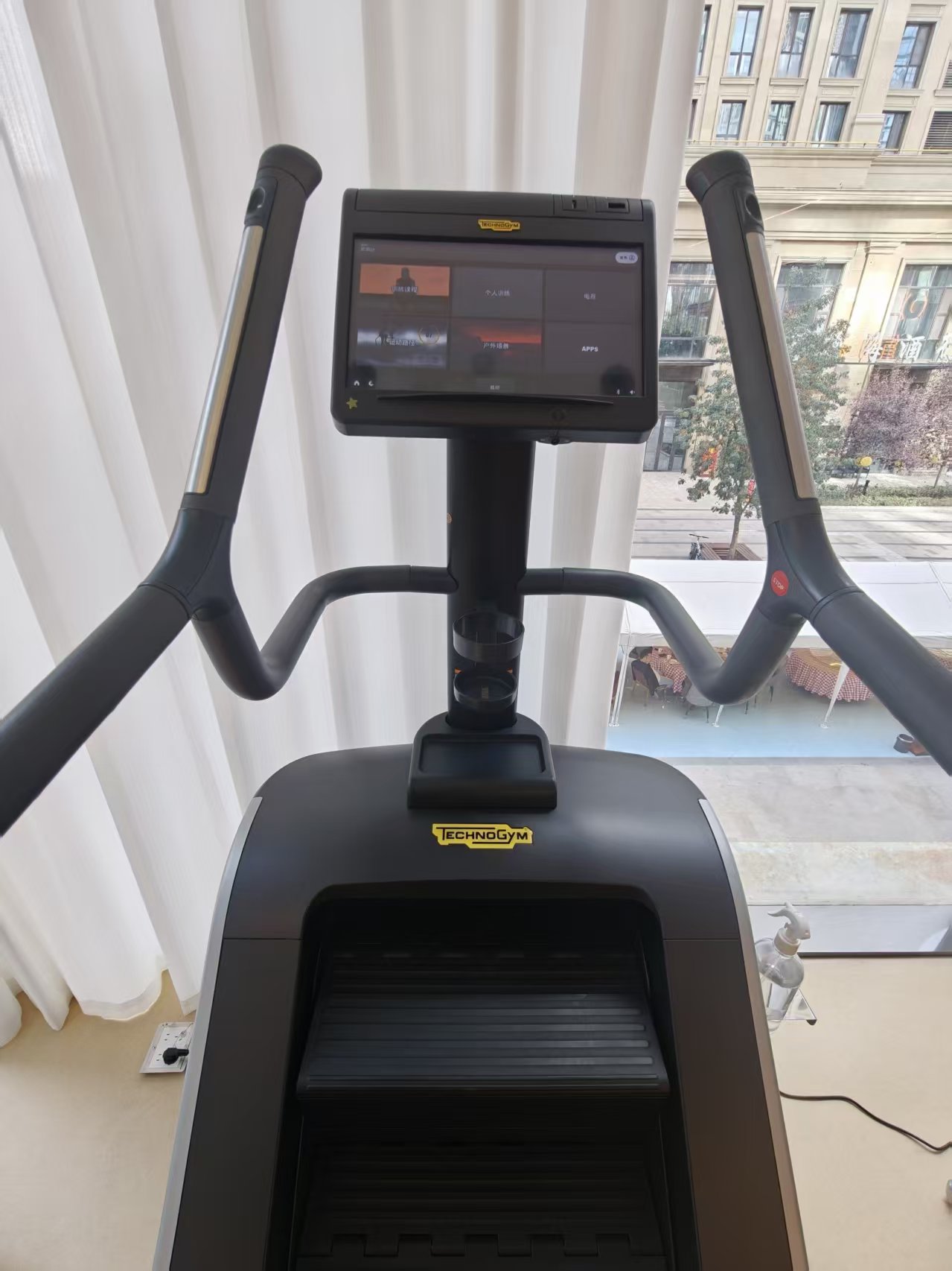 OXYGEN氧气健身 Technogym 楼梯机 / 登山机 Technogym Step / Stair Climber 作用部位臀大肌 / 股四头肌 / 心肺 用法慢档上台阶，核心收紧不要扶扶手，30分钟