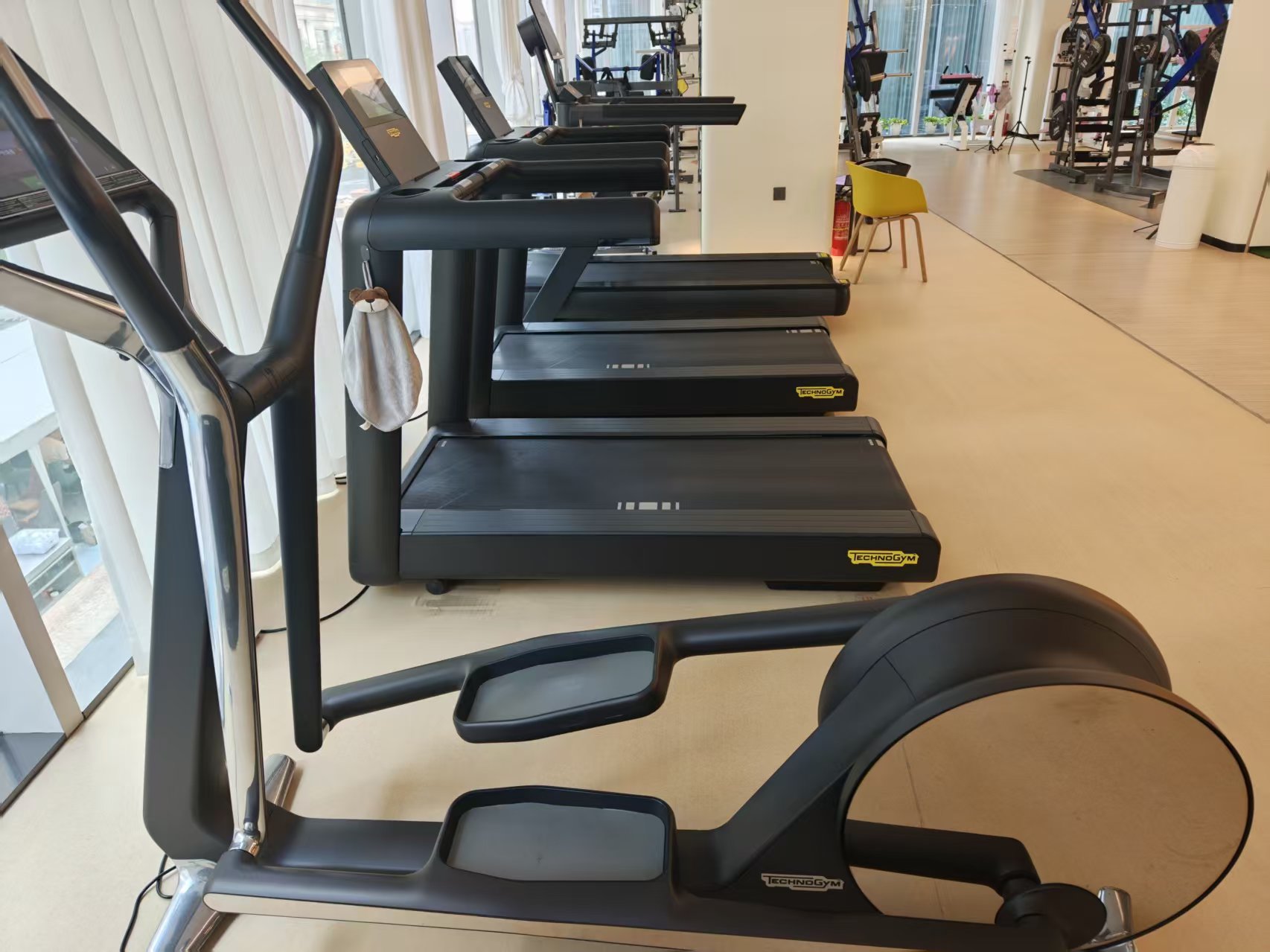 OXYGEN氧气健身 Technogym 跑步机 / 椭圆机 Technogym Skillrun / Synchro Forma Elliptical 作用部位心肺有氧 / 全身脂肪燃烧 / 膝关节友好 用法跑步机：速度8-12km/h走跑结合30