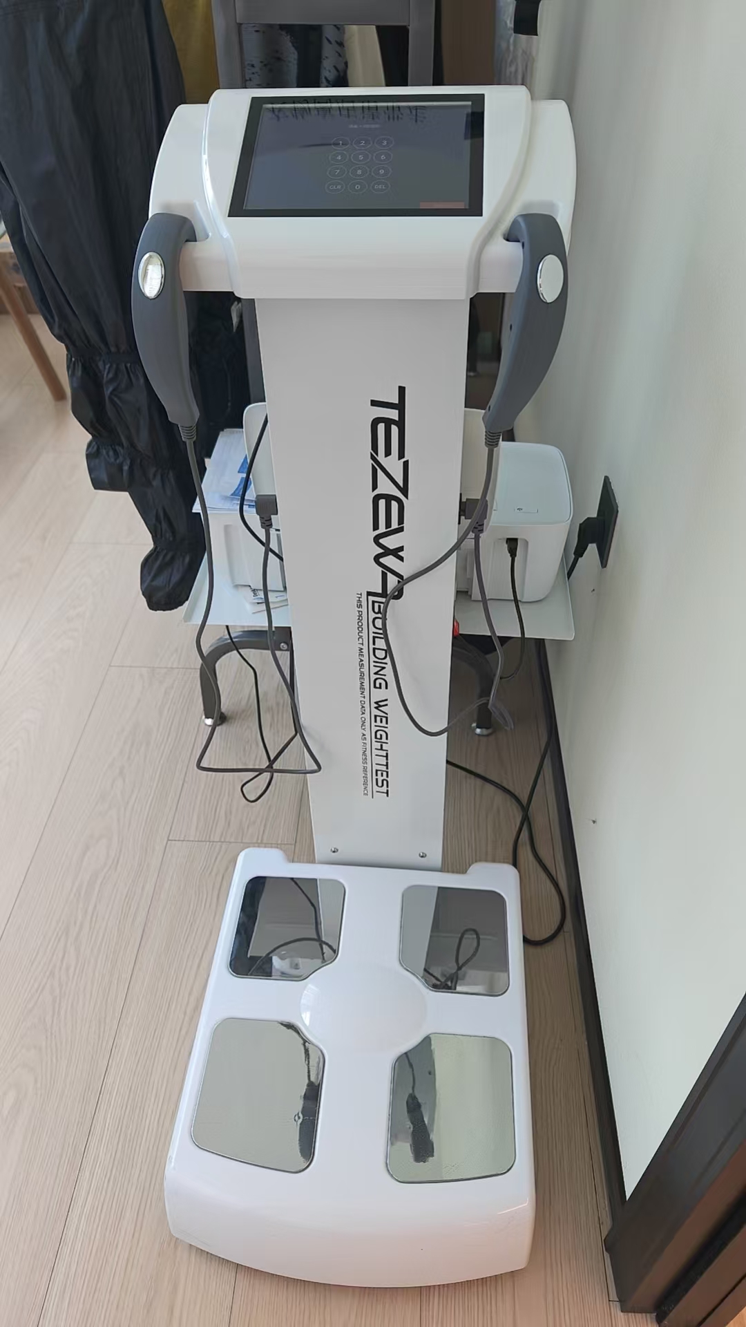 OXYGEN氧气健身 TEZEWA 人体成分分析仪 / InBody体测仪 TEZEWA Body Composition Analyzer 作用部位全身数据 / 肌肉量脂肪量节段分析 用法第一次来赤脚站上去，手握电极，60秒出报